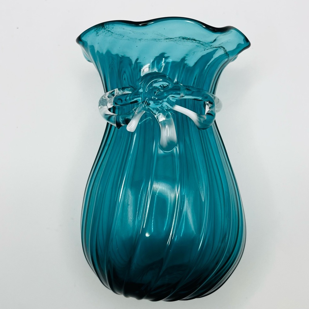 Vtg Pairpoint hand-blown art glass vase w ruffled rim & applied glass bow.